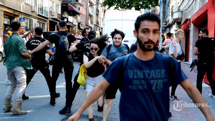 polisi-bubarkan-parade-pride-lgbt-di-istanbul-turki_20220627_093102