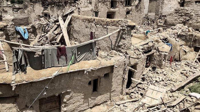 rumah-rumah-rusak-setelah-gempa-bumi-di-distrik-gayan-pada-22-juni-2022